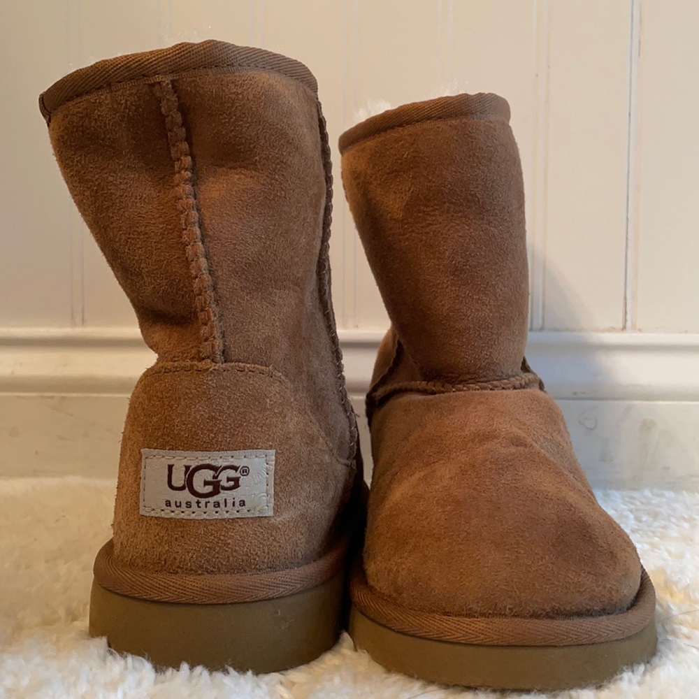 Girls Size 2 Chestnut Ugg Boats. Lightly worn. Perfect for winter.